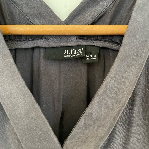 a.n.a Soft flowy ruched V-neck blouse - Picture 3 of 4